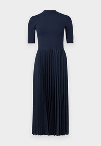 Jūras zilā kleita ar ribotu augšu, augstu apkakli un īsām piedurknēm; plati izgriezta svārka, kas līdz grīdai izceļ gludu tekstūru.