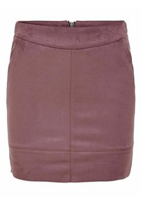 Jupe mini en simili cuir violet avec une coupe ajustée, fermeture éclair à l'arrière et surpiqûres le long des coutures.