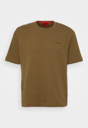 Tricou din bumbac maro cu un model texturat de tip waffle, având guler rotund și un mic logo negru "HUGO" pe față.