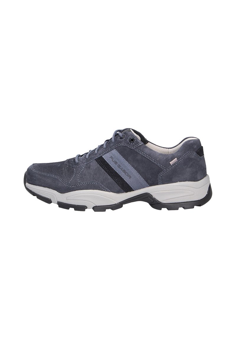 Scarpa atletica leggera in suede grigio scuro con accenti neri e blu. Presenta una superficie testurizzata, suola in gomma e dettagli cuciti.