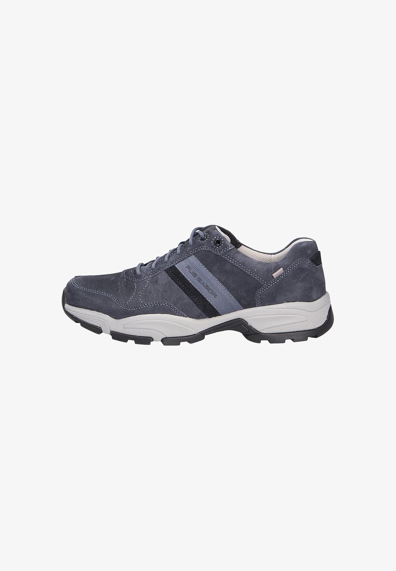 Scarpa atletica leggera in suede grigio scuro con accenti neri e blu. Presenta una superficie testurizzata, suola in gomma e dettagli cuciti.