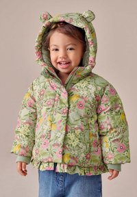 Žalia paminkštinta striukė su gėlių ir gyvūnų raštais, su gobtuvu su lokių ausimis, priekyje spaudėmis užsegama, su raukšlėtu apdaila apačioje.