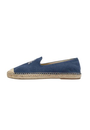 Alpargata azul tipo slip-on con suela de yute tejida y puntera beige, mostrada sobre un fondo blanco.