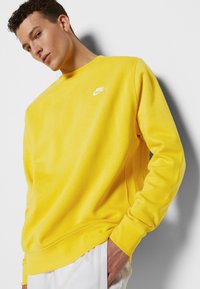 Nike Sportswear CRW - Camisola - vivid sulfur/white