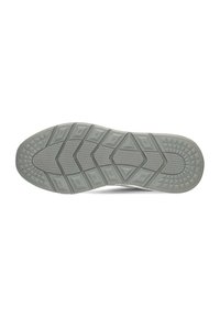 Suela de zapato de goma gris con una superficie texturizada que presenta patrones de diamantes y zigzags para una mejor tracción y estabilidad.