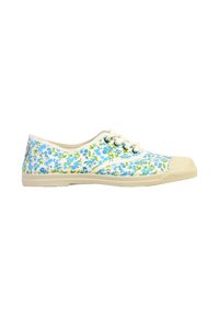 Zapatilla de lona blanca con estampado floral azul y verde, suela y puntera de color crema, y cordones blancos, vista lateral.
