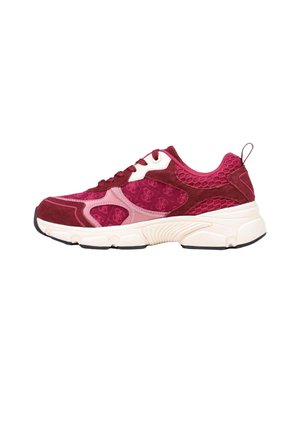 Czerwono-różowy sportowy sneaker z białą masywną podeszwą, siateczką, zamszem i pętelką na pięcie, widziany z zewnętrznej strony.