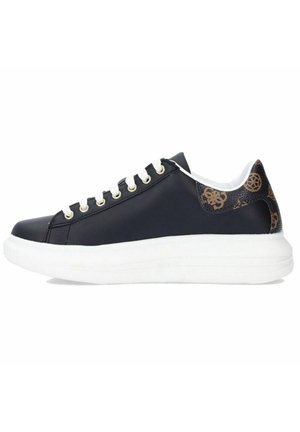 Czarny niski sneaker z białymi sznurówkami, białą grubą podeszwą i brązowym wzorzystym akcentem na pięcie, widok z boku na białym tle.
