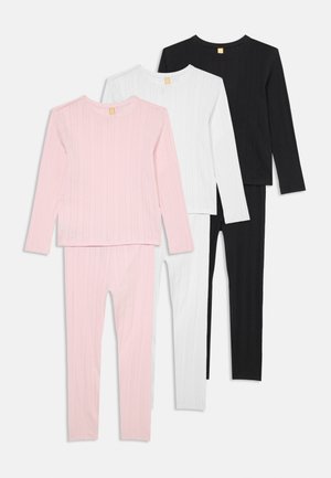 Vier sets van lang-sluiting tops en leggings in roze, wit en zwart. De stof heeft een geribbelde textuur en een eenvoudig ontwerp.