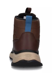 Stivale alto marrone con un pull tab blu, tomaia in pelle testurizzata, intersuola ammortizzata e suola in gomma. La vista posteriore mostra dettagli di cucitura minimi.