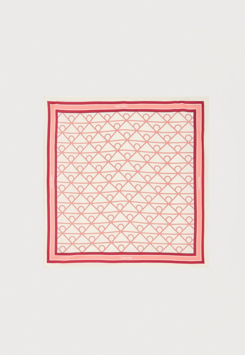 Τετράγωνο μαντήλι με ροζ και κόκκινο γεωμετρικό μοτίβο με βρόχους και πολύχρωμη ριγέ μπορντούρα σε λευκό φόντο.