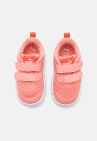 Korallenfarbene Netz-Sneaker mit weißen Sohlen, ausgestattet mit zwei Klettverschlussriemen und einem Logo auf der Zunge. Leicht und atmungsaktiv.