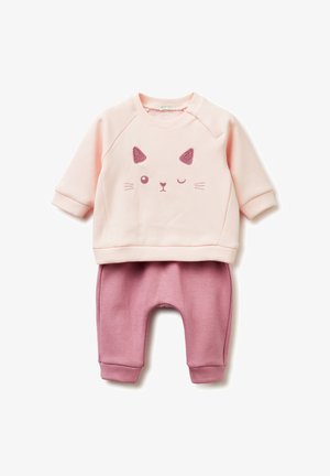Lichtroze sweatshirt met geborduurd kattengezicht, gecombineerd met roze sweatpants. Zachte katoenmix, met ribgebreide manchetten en tailleband.