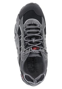 Grauer Wanderschuh aus Mesh und Wildleder. Mit schwarzen Akzenten, grauen Schnürsenkeln und einem gepolsterten Schaft. Rotes Markenlogo an der Seite.