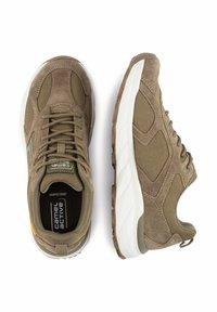Brązowe zamszowe i siateczkowe sneakersy z białą podeszwą, z wiązaniem, teksturowanymi akcentami i wyściełanym wnętrzem.