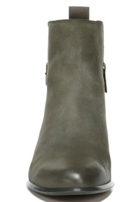 Olivgrüne Knöchelstiefelette mit einer glatten Wildleder-Oberfläche, spitzem Zehenbereich und einer Zuglasche an der Rückseite. Seitenreißverschluss für ein einfaches An- und Ausziehen. Flache Gummisohle.