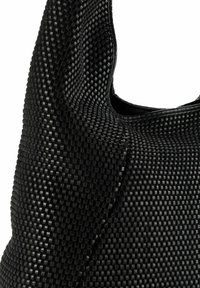 Zwarte geweven draagtas met een textuurachtige oppervlakte, met een slappe vorm en een brede opening voor gemakkelijke toegang.