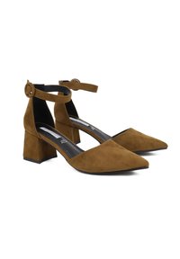 Scarpe con tacco in suede marrone, con punta affusolata, cinturino alla caviglia regolabile e tacco largo. La texture appare morbida e liscia.