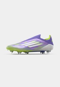 Scarpone da calcio in gradiente viola e verde, con un design elegante, una superficie liscia e punte posizionate strategicamente per migliorare la trazione.