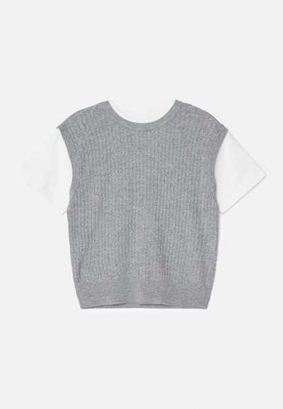 Γκρι πλεχτό πουλόβερ με κοντά λευκά μανίκια. Υφή σε ριμπ σχέδιο, στρογγυλή λαιμόκοψη και κοντό στρίφωμα. Μαλακό ύφασμα με άνετη εφαρμογή.