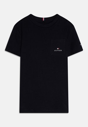 Schwarzes T-Shirt mit kurzen Ärmeln, rundem Ausschnitt und kleiner Brusttasche mit rotem, weißem und blauem Flaggenlogo und dem Schriftzug "HILFIGER".