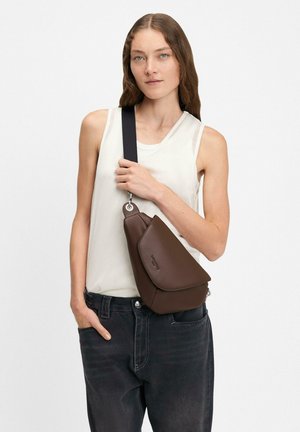 Borsa a spalla in pelle marrone con forma triangolare, dotata di una tracolla in tessuto e dettagli in metallo argentato. Texture liscia con cuciture decorative.
