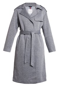 Šedý trenčkot s páskem z měkké látky, s dlouhými rukávy, klopovým límcem a náprsní kapsou pro přidaný detail.