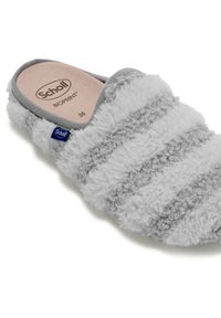 Grijze en witte gestreepte fuzzy instapslipper met open hiel en Scholl-logo op de binnenzool en zijtag.