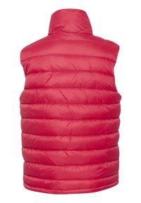 Czerwona puchowa kamizelka bez rękawów z wysokim kołnierzem, posiada pikowane sekcje, gładką fakturę oraz lekką konstrukcję zapewniającą izolację.