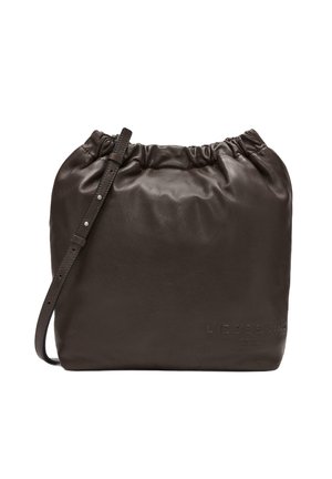 Borsa a tracolla in pelle marrone con texture morbida, forma arrotondata e tracolla regolabile. Presenta un logo impresso sul davanti.