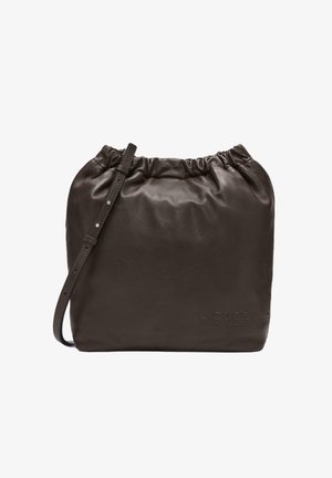 Borsa a tracolla in pelle marrone con texture morbida, forma arrotondata e tracolla regolabile. Presenta un logo impresso sul davanti.