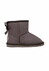 Stivale alla caviglia in suede grigio con punta arrotondata, cuciture decorative e un nastro decorativo sul retro. Suola testurizzata per una buona aderenza.