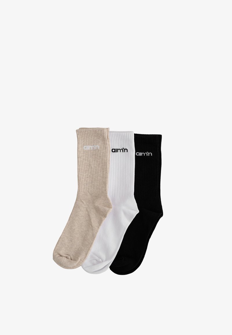 Tres calcetines de tripa acanalados en beige, blanco y negro, cada uno con el logo "aim'n" bordado cerca del puño superior.