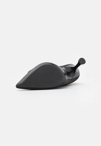Černá vysoká podpatková bota s špičatou špičkou, hladkým povrchem a štíhlým stiletto podpatkem. Podešev je plochá a zakřivená pro elegantní design.