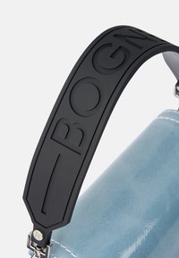 Borsa a tracolla in ecopelle blu con finitura testurizzata, dotata di un'importante maniglia in gomma nera con la scritta "BOGNER" in rilievo e dettagli metallici.