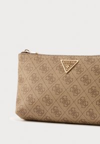 Brązowy materiałowy woreczek z teksturowanym wzorem diamentowym, z złotym trójkątnym logo i zamknięciem na górny zamek błyskawiczny.