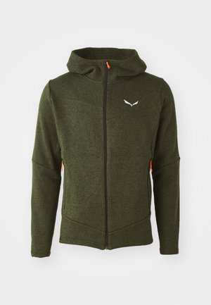Olivgrön zip-up jacka med huva, som har svart dragkedja, texturerat tyg, vit logga på bröstet och orange detaljer på dragkedjorna.