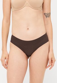 Bruine textuurrijke damesonderbroek met een soepele tailleband, voorzien van een subtiel geruit patroon en een stretchy, comfortabele pasvorm.