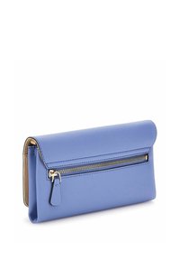 Portefeuille en cuir bleu texturé avec un compartiment zippé, un design plat à rabat et des détails en métal doré.