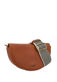 Bruine leren schoudertas met een gebogen silhouet, voorzien van een geweven zwart-witriem en een messing gesp. Geaccentueerd met een logo.