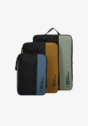 Drei rechteckige Packwürfel in Schwarz, Blau, Orange und Grün, ausgestattet mit Reißverschluss und Traggriffen, gekennzeichnet mit Volumengrößen.