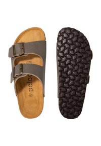 Grijze schuifsandalen met twee verstelbare gespen, kurk insoles en een gestructureerde zwarte rubberen outsole met een golvend patroon.