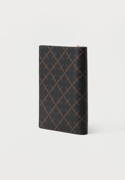 Μαύρο δερμάτινο πορτοφόλι όρθιο με καφέ διαμάντι σχηματισμένο σχέδιο σε απλό λευκό φόντο.