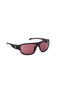 Occhiali da sole neri con lenti rosa, montatura rettangolare, aste testurizzate e un logo sul lato. Presentano una costruzione resistente e un design sportivo.