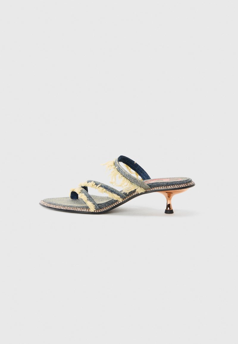 Denim slidesandal med tre gule frynset stropper, en lett spiss tå og en metallisk kittenhæl. Flat såle med dekorativ søm.