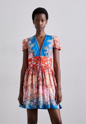 ROBE COURTE EVASEE IMPRIMEE AVEC NOEUD - Robe de jour - rouge/bleu