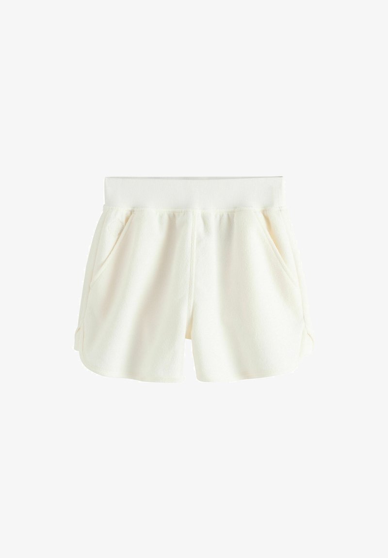 Shorts en tissu doux blanc avec taille élastique et poches latérales, présentant une coupe décontractée et des bords d'ourlet arrondis.