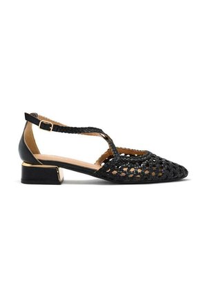 Chaussure plate tissée noire avec bout pointu, bride en T, boucle à la cheville et talon bas carré avec accent doré.