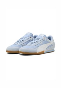 Sneaker azzurri chiari realizzati in materiali scamosciati e sintetici, con dettagli bianchi, lacci tondi e suola in gomma naturale con grip testurizzato.