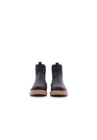 Bottines noires en tissu avec une texture lisse, côtés élastiques et une semelle en caoutchouc beige flexible, dotées de languettes discrètes à l'arrière.